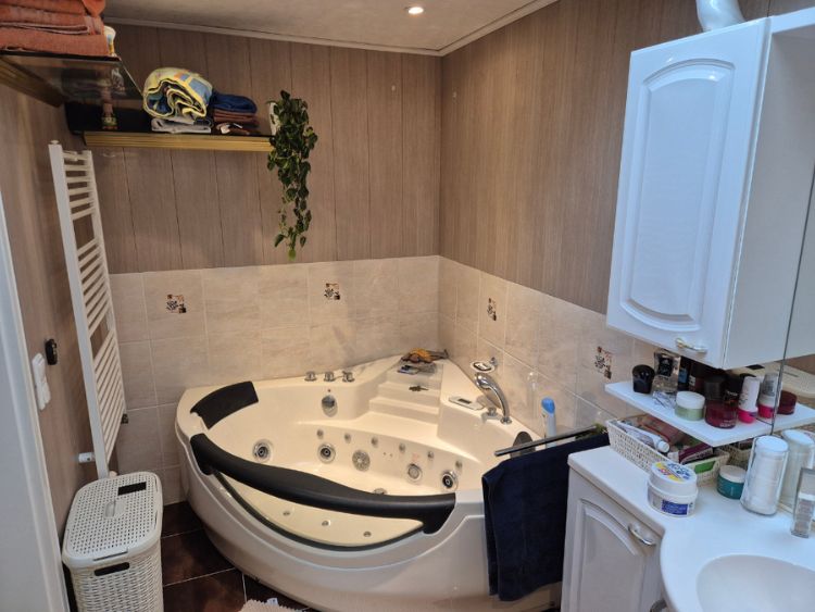 Modernes Bad mit Whirlwanne